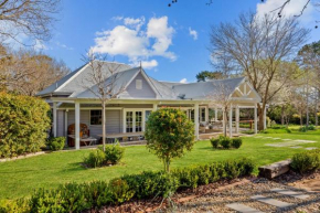 Chanticleer Gardens Barn cottage with a Pool
